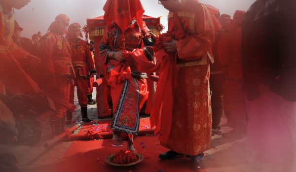 中式婚禮接新娘坐花轎的現(xiàn)場