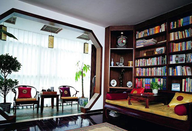靠墻的書架前面擺上了榻,右邊放置了兩把托你圈椅作為配飾