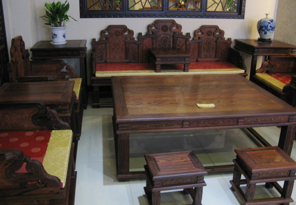 紅酸枝桌椅在客廳的擺放