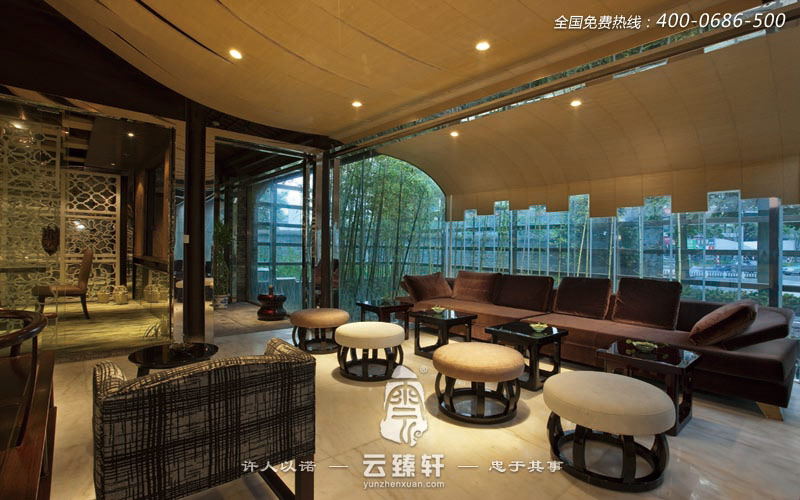 設計師用一張張白色光面紙鏤刻不同圖案，