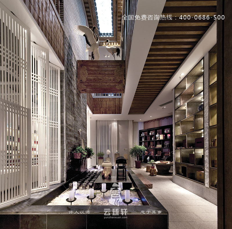 茶會(huì)所一層景觀區(qū)有古琴、書卷架、觀音、假山水景