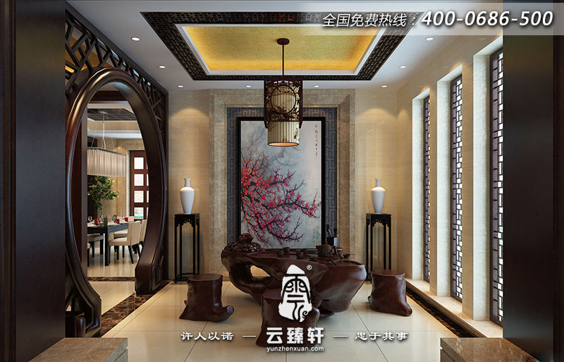 根雕的茶桌凳以及茶具，再加上圓光罩的門，古色古香