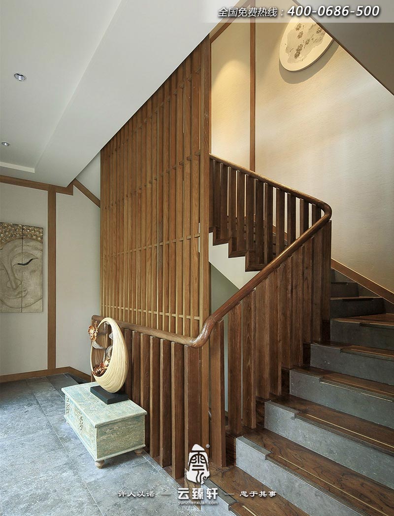 樓梯口處進(jìn)行木制裝飾