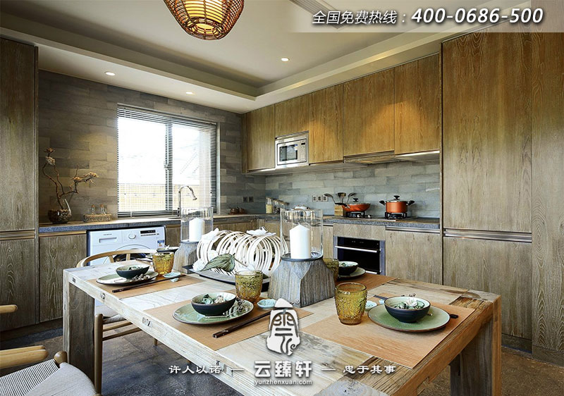 不同材質(zhì)的深淺色調(diào)交錯(cuò)運(yùn)用于餐廳之中