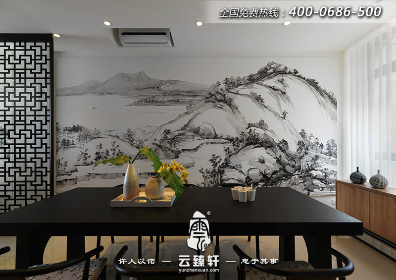 餐廳的裝飾又以傳統(tǒng)的黑白水墨畫點綴其中