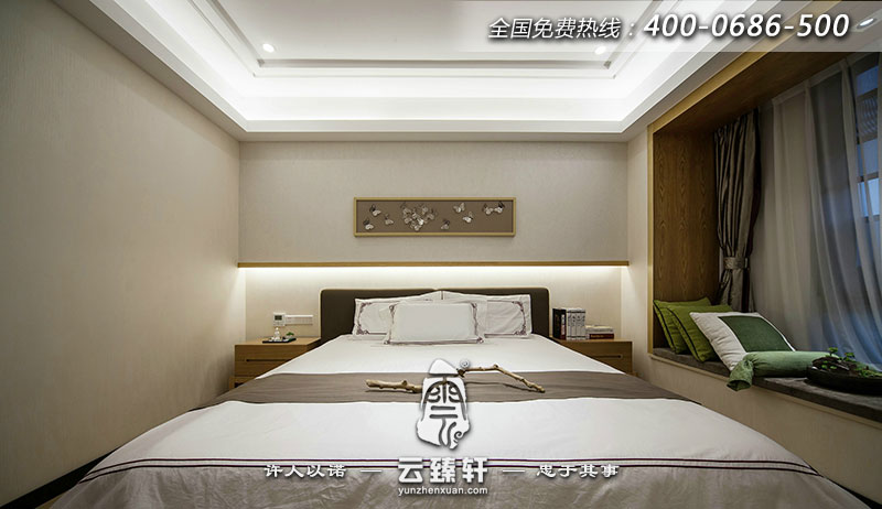 臥室簡(jiǎn)約素雅的裝飾營(yíng)造出寧?kù)o致遠(yuǎn)的氛圍