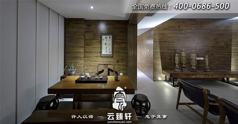 茶室的裝修簡單樸素，原木色的桌椅茶具