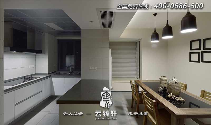 開放式的廚房和餐廳區(qū)域以純白為主軸