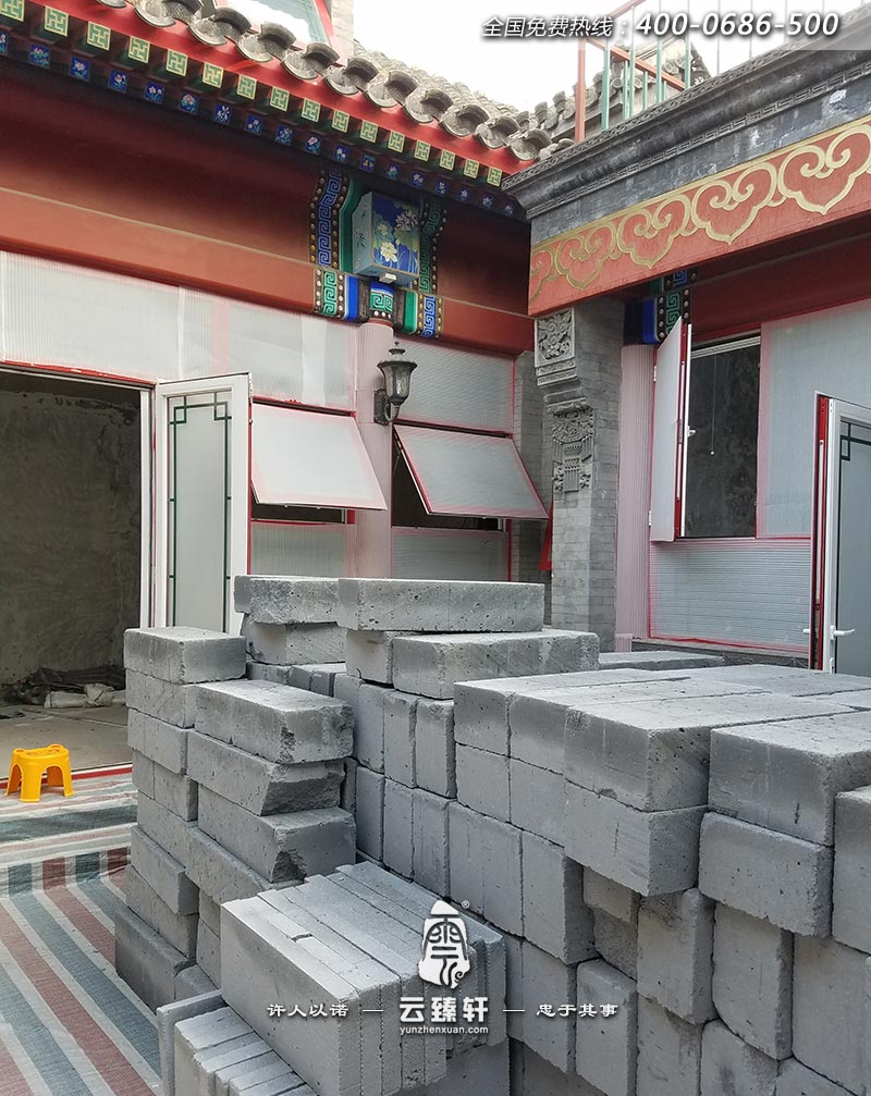 院子里面堆放發青磚石料