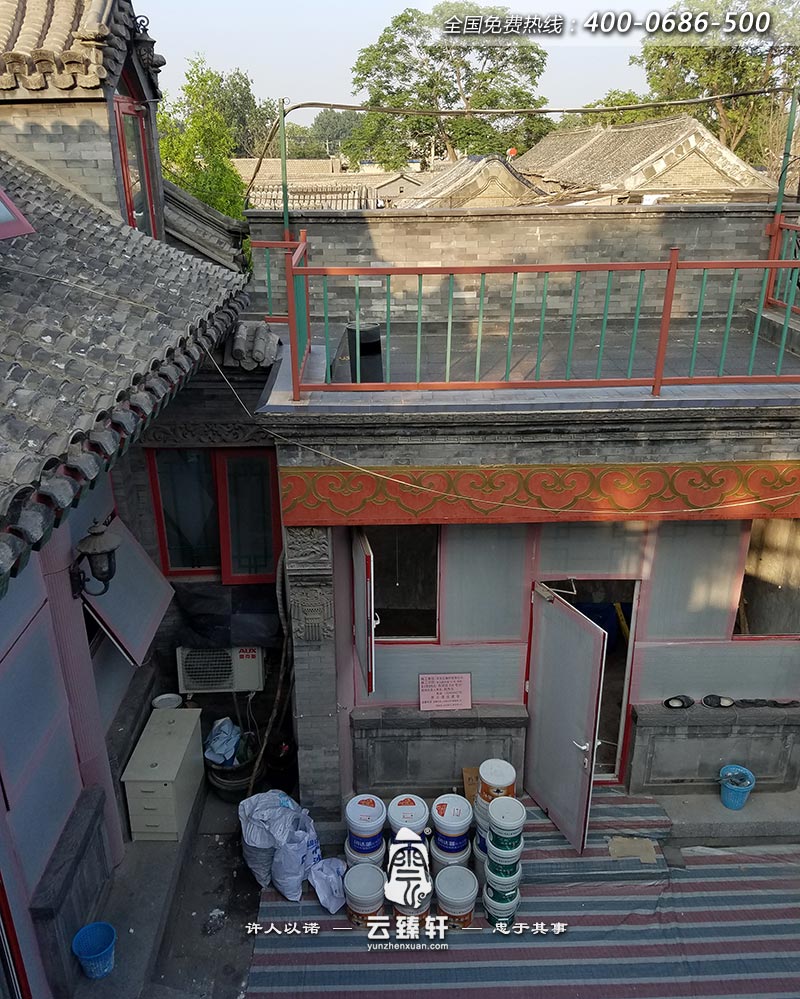 屋頂上還是保留了原來的造型，青磚灰瓦