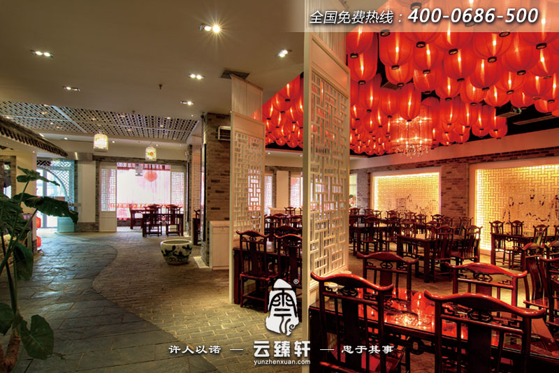 掛滿燈籠的中式餐廳大堂設(shè)計(jì)